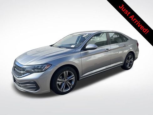 Used 2024 Volkswagen Jetta SE image 3