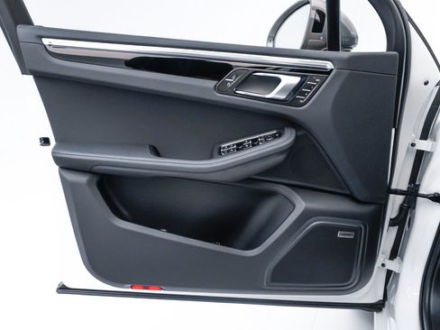 Certified 2023 Porsche Macan Turbo AWD/4WD image 14