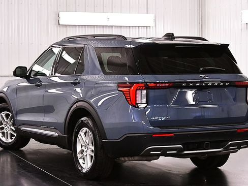 Used 2025 Ford Explorer Active w/ Active Comfort Package RWD image 5