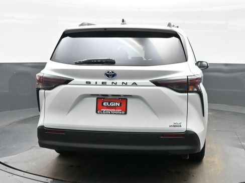 Used 2023 Toyota Sienna XLE image 5