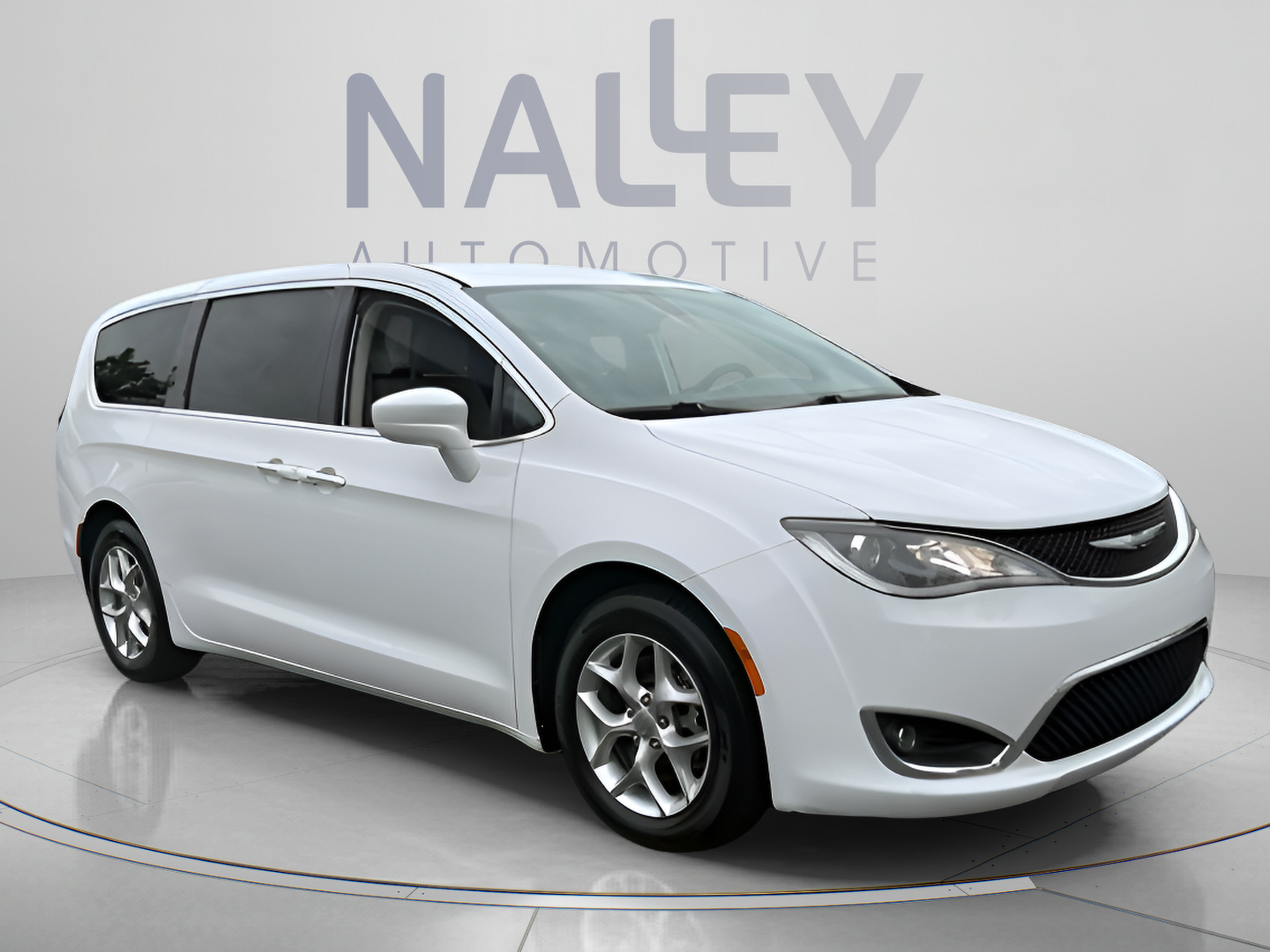 Used 2018 Chrysler Pacifica Touring Plus w/ Tire & Wheel Group FWD image 7