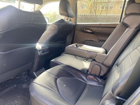 Used 2021 Toyota Highlander XLE image 9