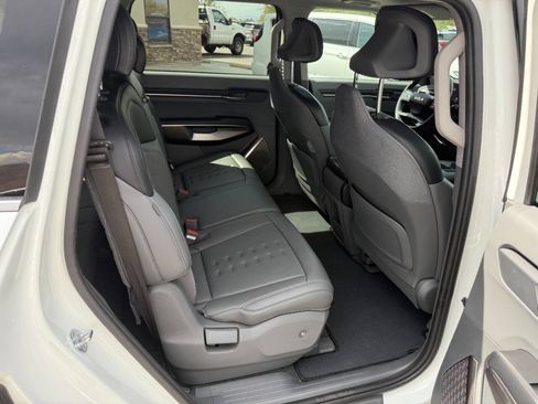 Used 2024 Kia EV9 Wind AWD/4WD image 12