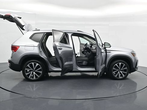 Used 2024 Volkswagen Taos SE FWD image 18