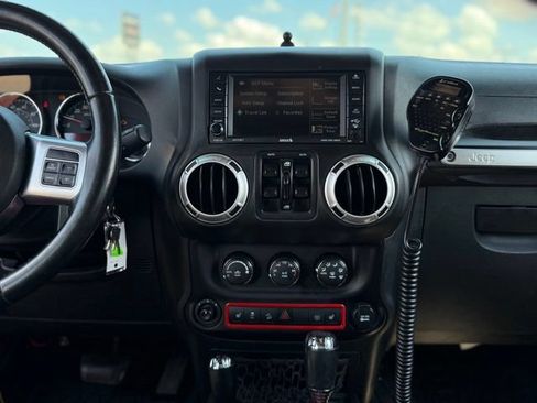 Used 2016 Jeep Wrangler Unlimited Rubicon AWD/4WD image 18