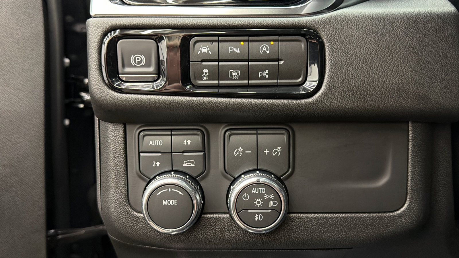 Used 2026 GMC Yukon XL Denali w/ Sun & Power Step Package AWD/4WD image 28