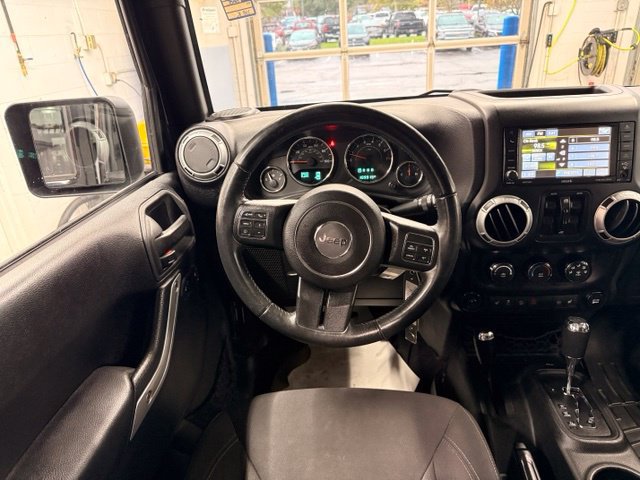 Used 2015 Jeep Wrangler Unlimited Sahara w/ Connectivity Group AWD/4WD image 18