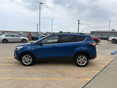 Used 2018 Ford Escape SE w/ SE Sync 3 Package FWD image 4