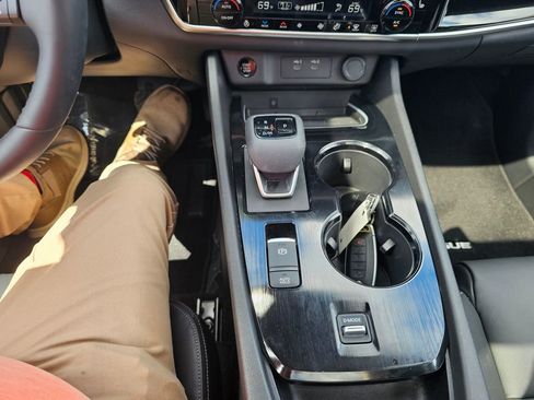 Used 2025 Nissan Rogue SL w/ Tech Package image 32