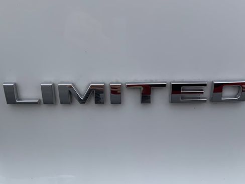 Used 2019 Jeep Cherokee Limited image 24