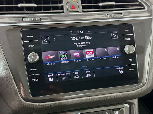 Used 2020 Volkswagen Tiguan SE w/ Panoramic Sunroof Package FWD image 21