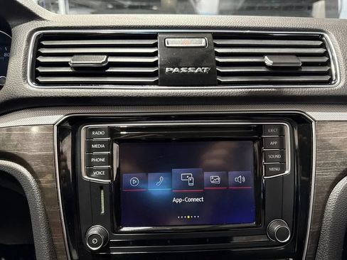Used 2018 Volkswagen Passat 2.0T SE FWD image 95