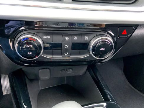 Used 2025 Chevrolet Trax LT image 31