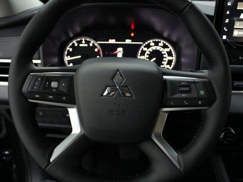 New 2026 Mitsubishi Outlander SE image 8