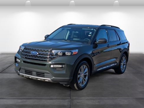 Used 2024 Ford Explorer XLT w/ Equipment Group 202A RWD image 4