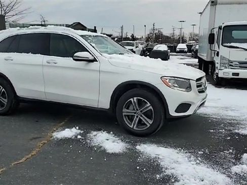 Used 2018 Mercedes-Benz GLC 300 4MATIC image 2