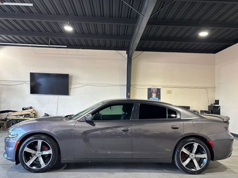 Used 2017 Dodge Charger SE image 5