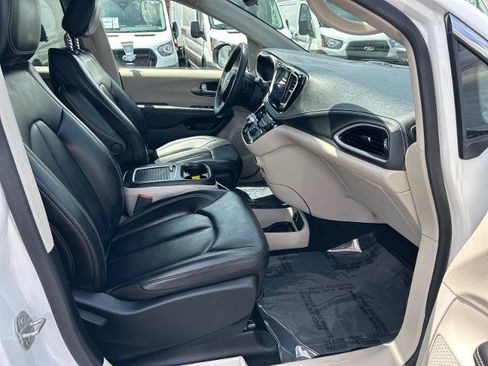 Used 2023 Chrysler Pacifica Touring-L FWD image 18