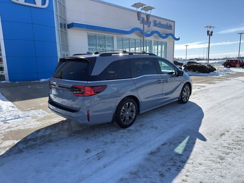 Used 2025 Honda Odyssey Touring image 5