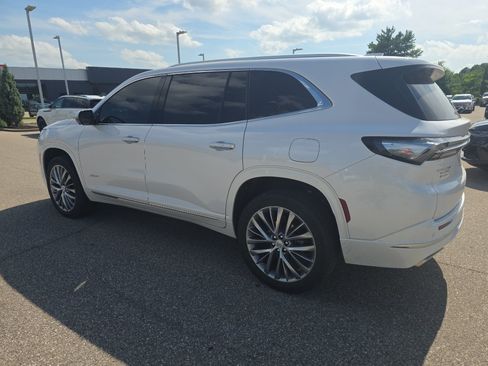 Used 2025 Buick Enclave Avenir FWD image 6