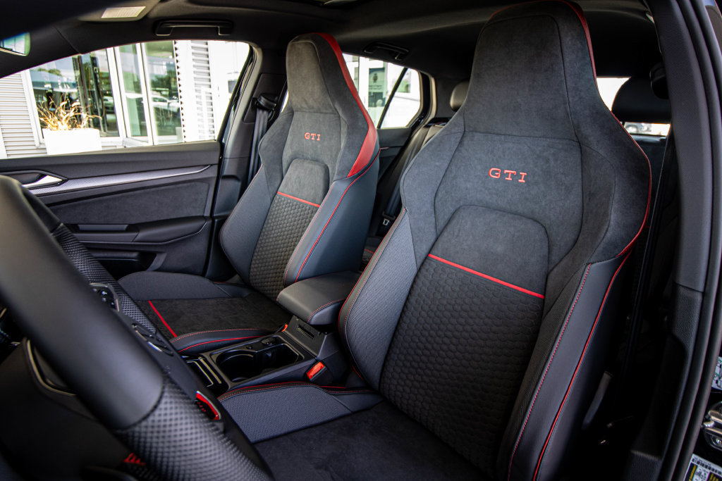 New 2026 Volkswagen GTI SE FWD image 28