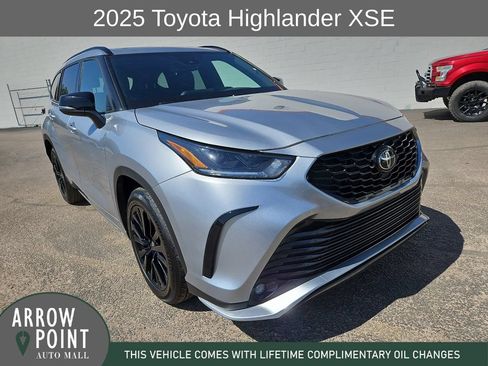 Used 2025 Toyota Highlander XSE AWD/4WD image 2