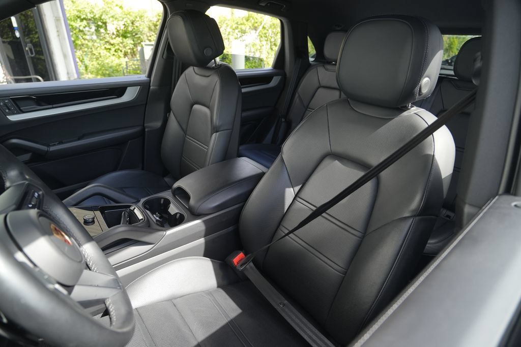 Used 2024 Porsche Cayenne S w/ Sport Chrono Package AWD/4WD image 23