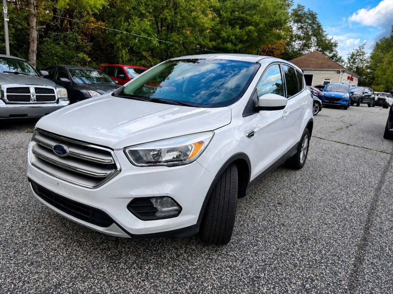 Used 2017 Ford Escape SE FWD image 2