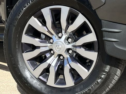 Used 2022 Toyota Tacoma Limited image 30