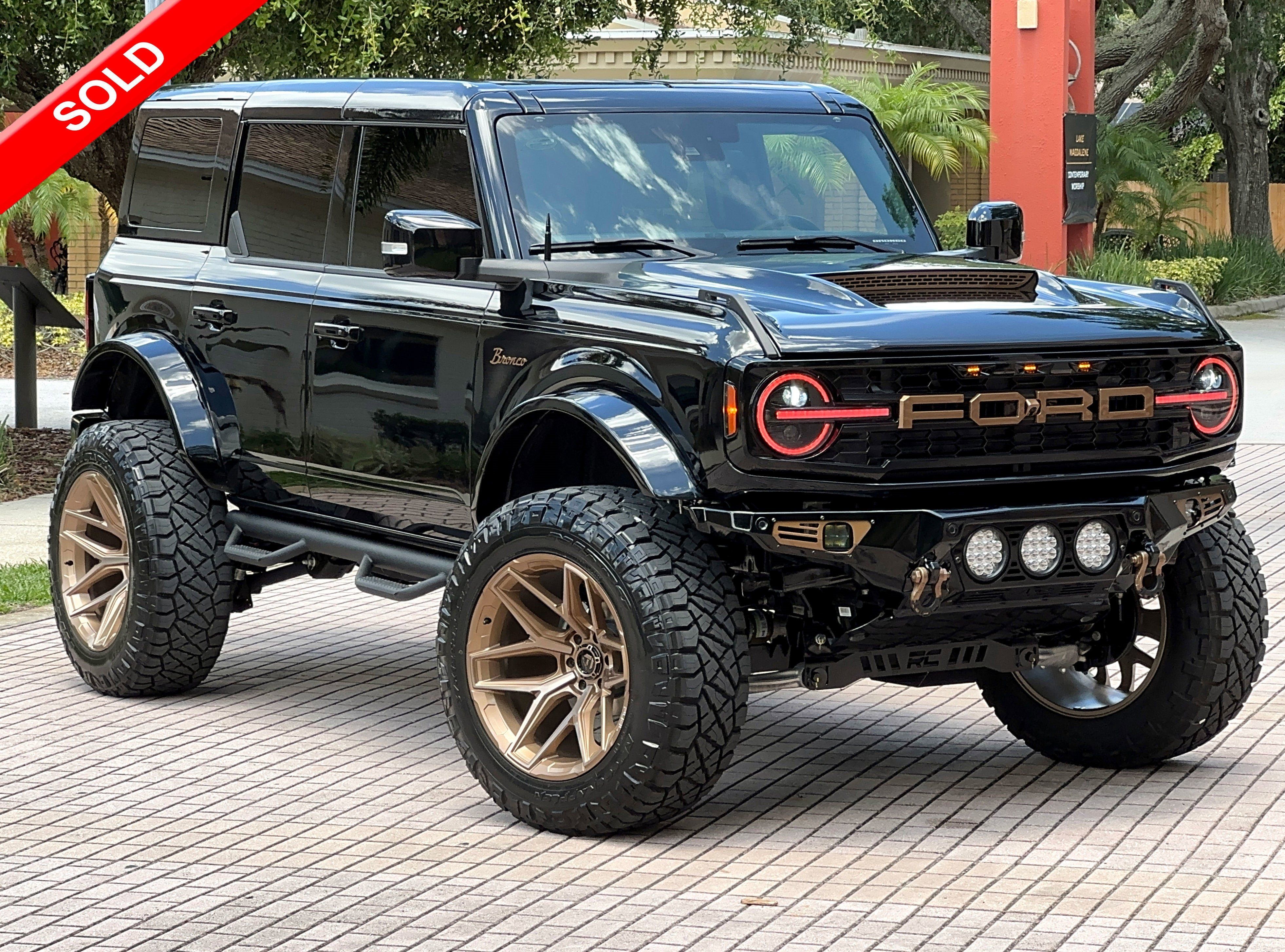 Used 2025 Ford Bronco Outer Banks AWD/4WD image 1