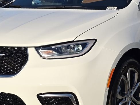 New 2026 Chrysler Pacifica Pinnacle image 8