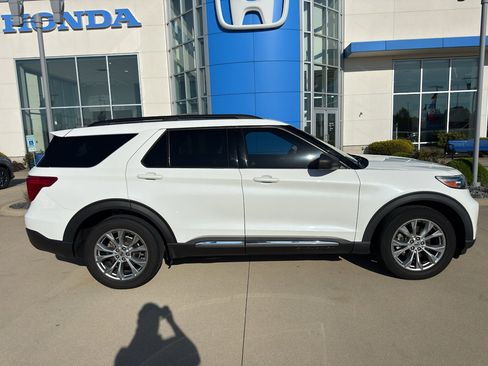 Used 2020 Ford Explorer XLT w/ Equipment Group 202A AWD/4WD image 4