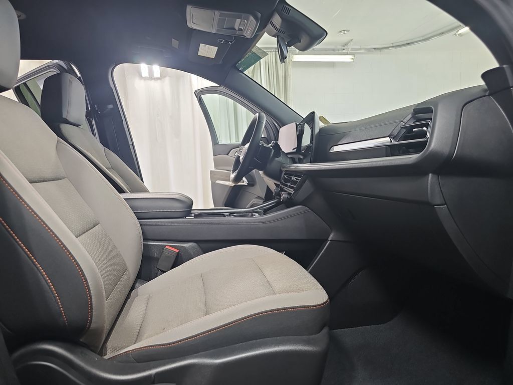 Used 2025 Chevrolet Traverse LT FWD image 13