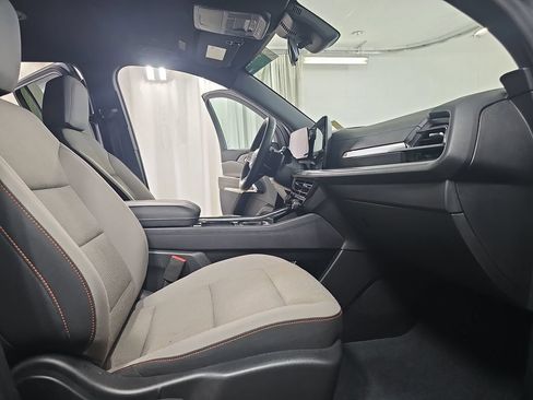 Used 2025 Chevrolet Traverse LT FWD image 13
