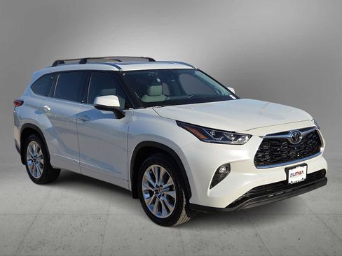Used 2022 Toyota Highlander Limited AWD/4WD image 2
