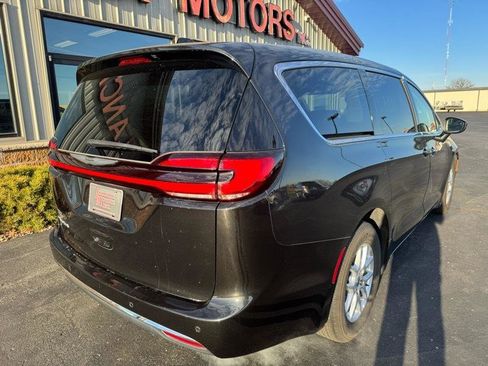 Used 2023 Chrysler Pacifica Touring-L FWD image 6