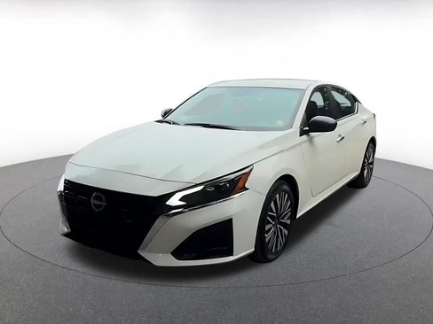 Used 2025 Nissan Altima 2.5 SV FWD image 6
