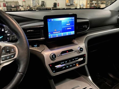 Certified 2022 Ford Explorer XLT w/ Equipment Group 202A image 6