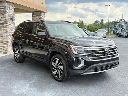 Used 2024 Volkswagen Atlas SE w/ Panoramic Sunroof Package FWD image 6