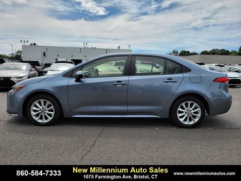 Used 2021 Toyota Corolla LE w/ LE Convenience Package image 2