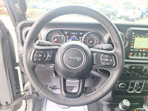 Used 2023 Jeep Gladiator Sport AWD/4WD image 13
