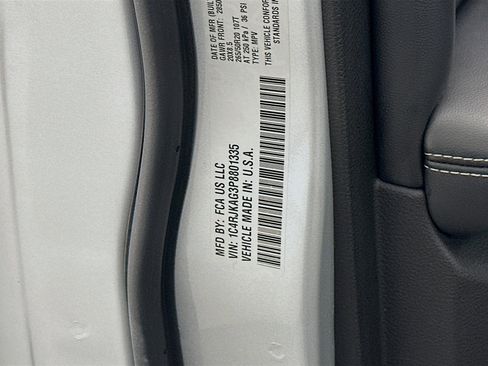 Used 2023 Jeep Grand Cherokee L Laredo image 12