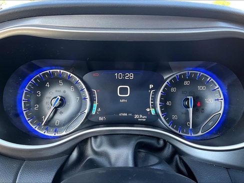 Used 2023 Chrysler Pacifica Touring-L FWD image 12