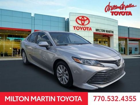 Used 2018 Toyota Camry LE FWD image 1