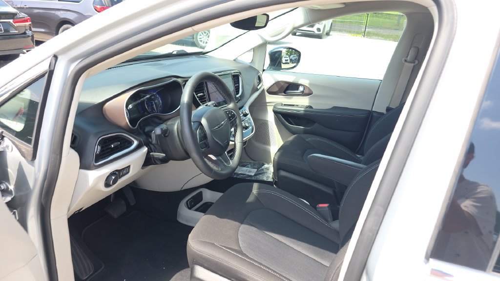 Used 2024 Chrysler Voyager LX FWD image 22