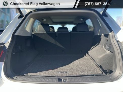 Used 2024 Volkswagen Tiguan SE image 32