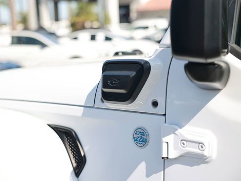 Used 2022 Jeep Wrangler Unlimited Sahara AWD/4WD image 16