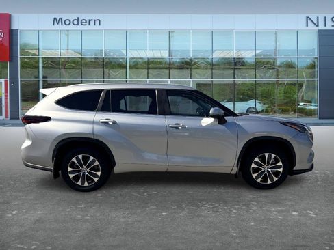 Used 2024 Toyota Highlander XLE FWD image 4