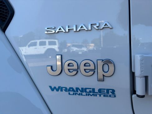 Used 2022 Jeep Wrangler Unlimited Sahara w/ Cold Weather Group AWD/4WD image 25
