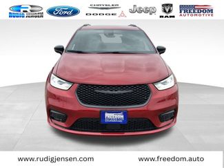 New 2026 Chrysler Pacifica Select video 2